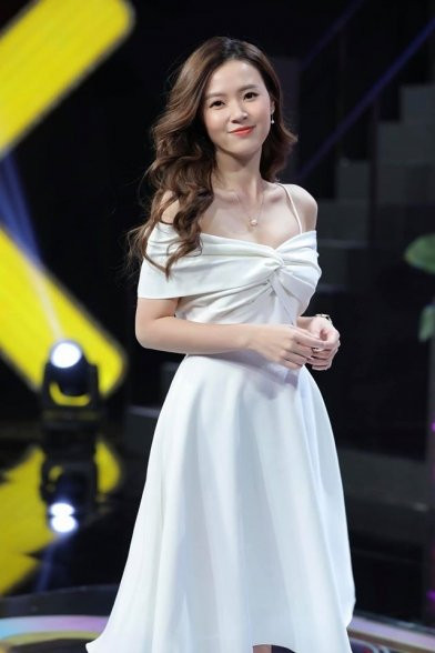 Midu từng xuất sắc đỗ á khoa của Trường Đại học Kiến trúc, chuyên ngành thiết kế thời trang. Năm 2017, cô từng gây xôn xao khi tham gia công tác trợ giảng tại ĐH HUTECH với vai trò hướng dẫn môn Đồ án Xử lý chất liệu thời trang.