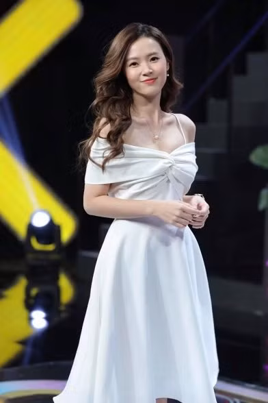 Midu từng xuất sắc đỗ á khoa của Trường Đại học Kiến trúc, chuyên ngành thiết kế thời trang. Năm 2017, cô từng gây xôn xao khi tham gia công tác trợ giảng tại ĐH HUTECH với vai trò hướng dẫn môn Đồ án Xử lý chất liệu thời trang.