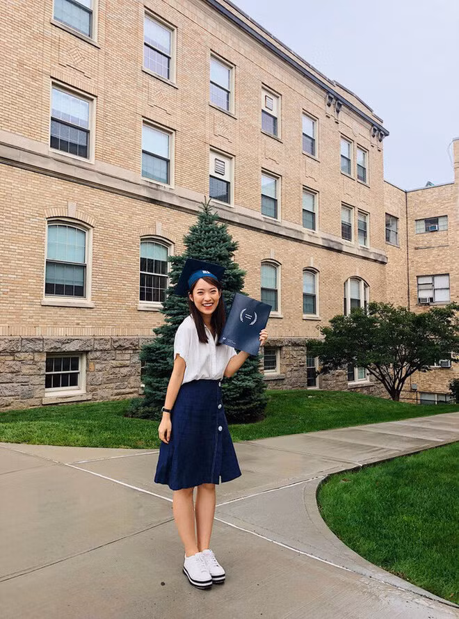 Nổi lên nhờ clip nói 7 thứ tiếng, Khánh Vy khi đó vẫn là học sinh trường THPT Chuyên Phan Bội Châu, Nghệ An. Hiện tại, hot girl đang là sinh viên khoa Quan hệ Quốc tế của Học viện Ngoại giao.