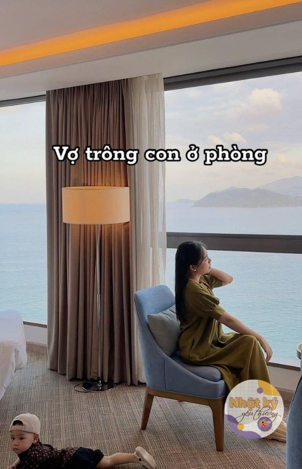 Chồng trông con khi đi chơi. Còn vợ trông con khi ở phòng.