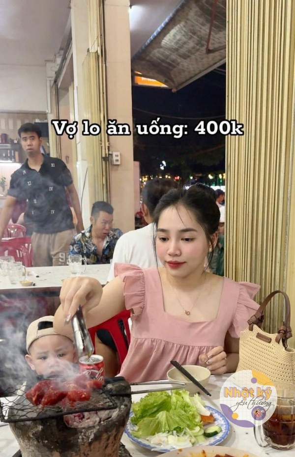 Chồng lo vé máy bay 800.000 đồng, còn vợ thì lo ăn uống 400.000 đồng.