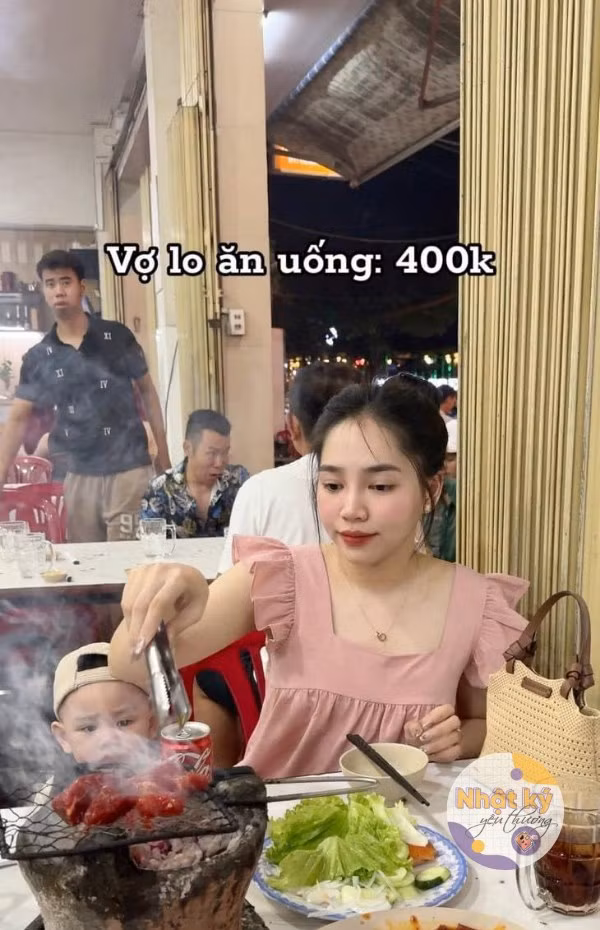 Chồng lo vé máy bay 800.000 đồng, còn vợ thì lo ăn uống 400.000 đồng.