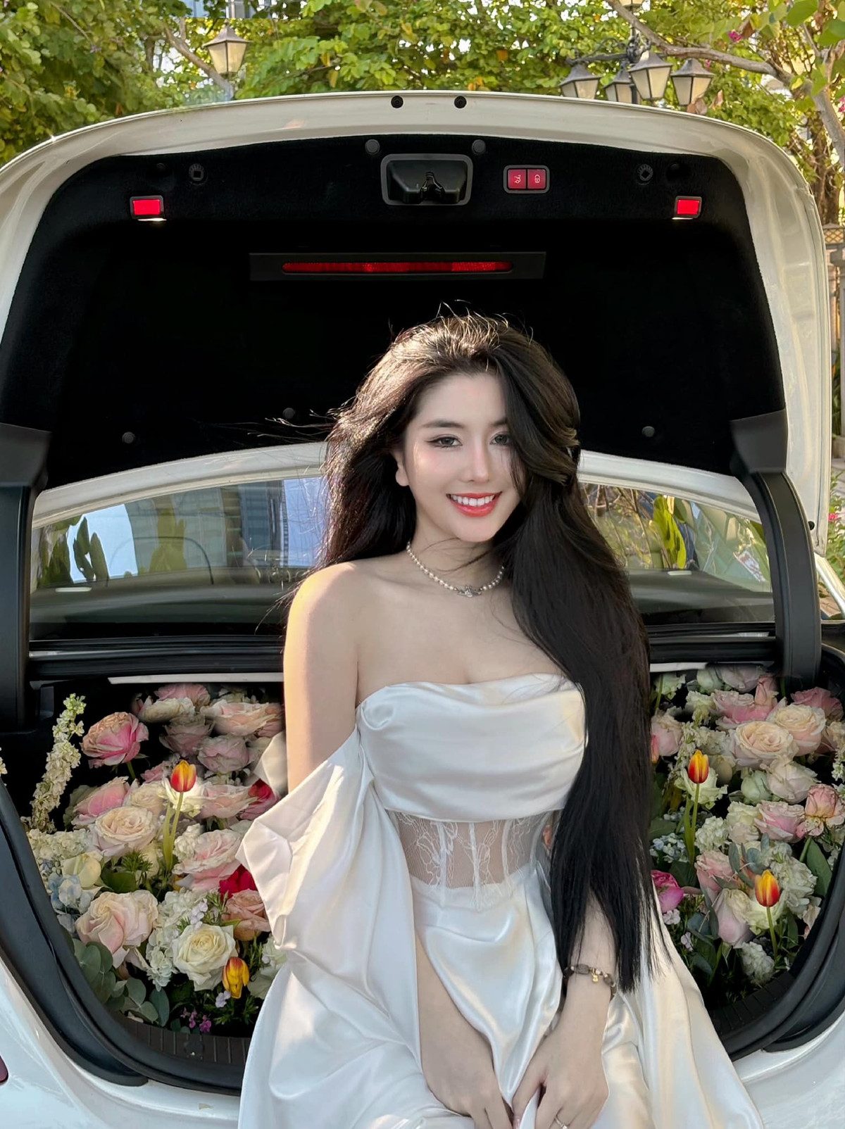 Ngọc Trân từng nổi tiếng với hình ảnh 'fan girl' xuống đường cổ vũ tuyển U23 Việt Nam thi đấu. Hình ảnh diện áo cờ đỏ sao vàng của cô được báo Trung Quốc, Hàn Quốc đăng tải kèm theo nhiều mỹ từ khen ngợi.