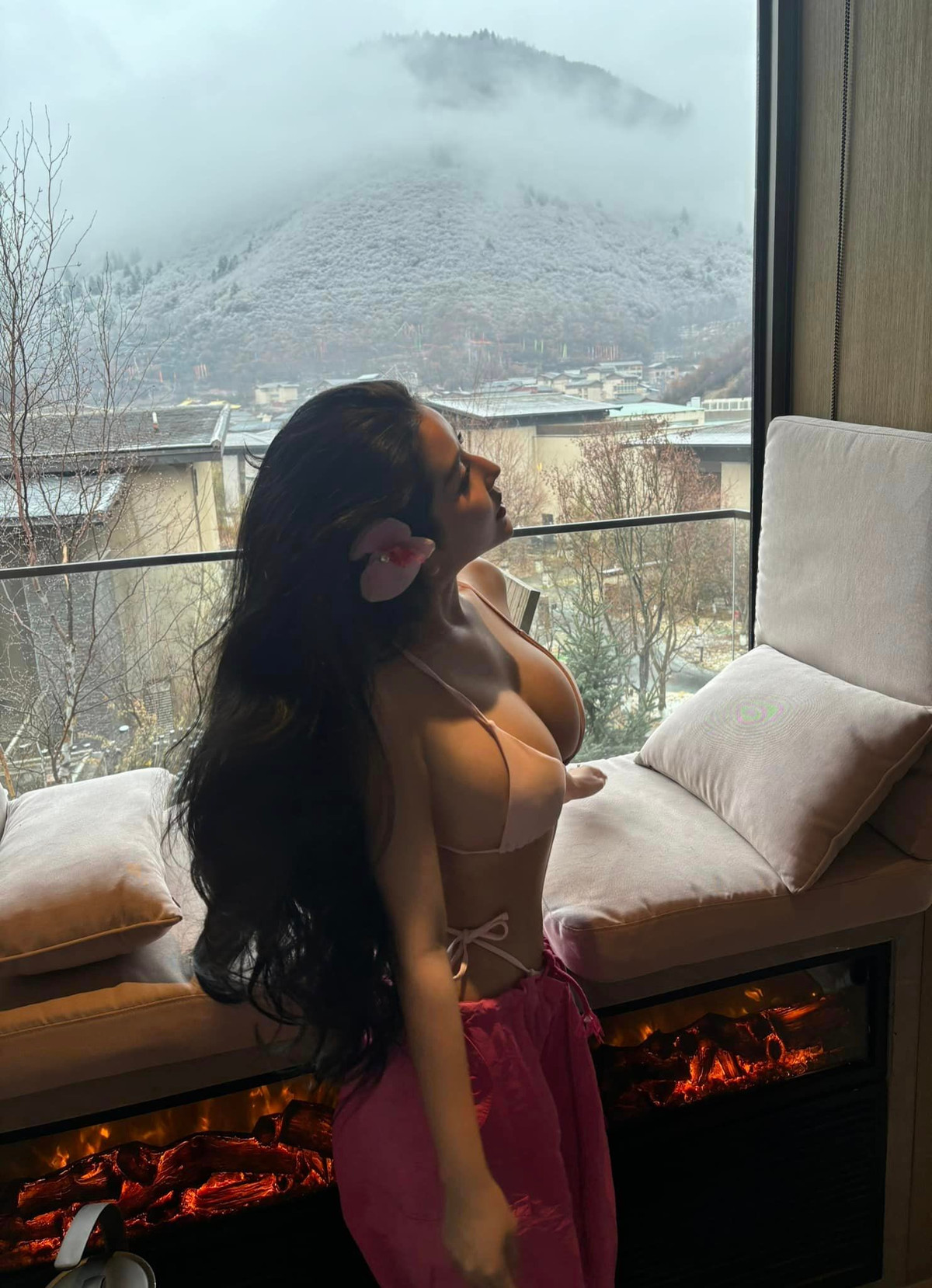 Hot girl Võ Ngọc Trân mới đây khoe những bức ảnh khi có chuyến du lịch tới Trung Quốc. Tuy nhiên điều khiến nhiều người chú ýkhông phải cảnh sắc phía sau mà là body nóng bỏng của cô nàng.