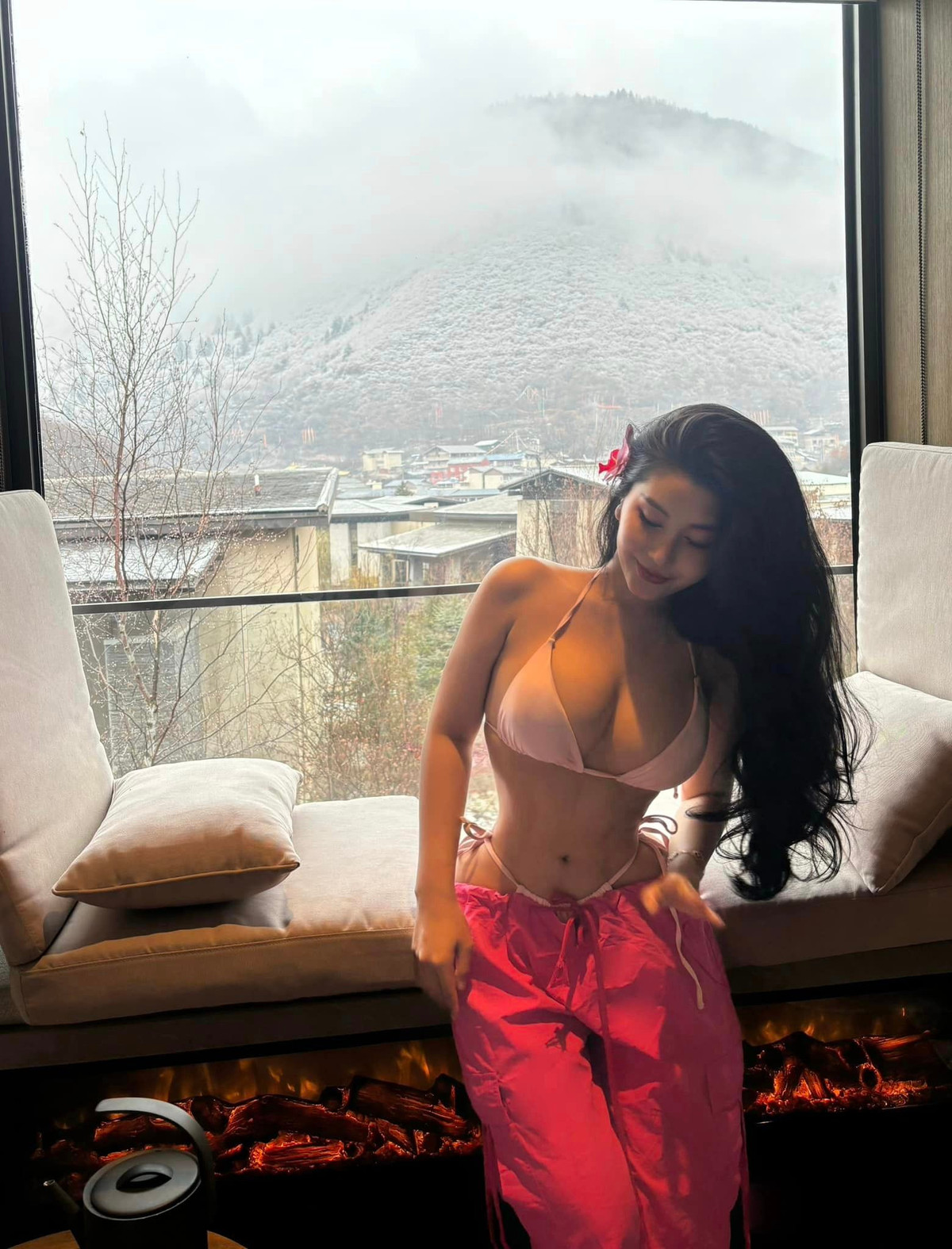 Ngọc Trân diện bikini, không ngại để lộ vòng 1 ngồn ngộn.