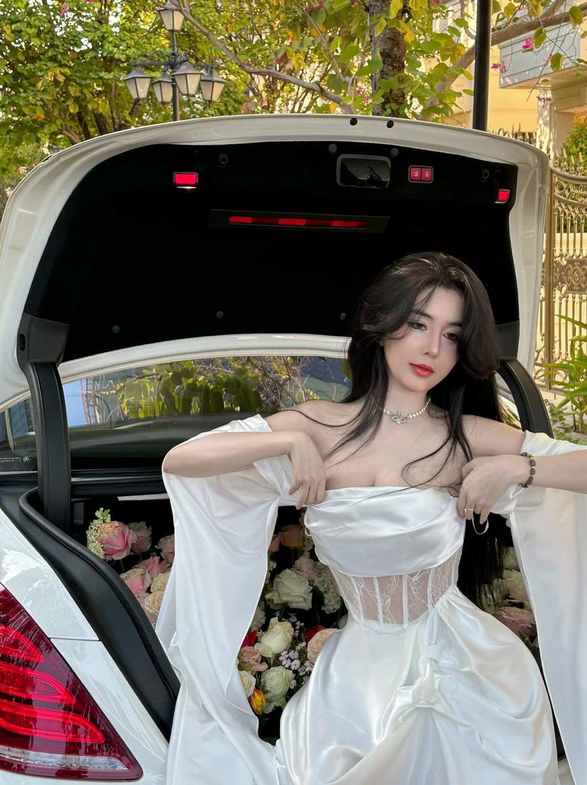 Võ Ngọc Trân (sinh năm 2001) được mệnh danh là "hot girl số 1 Sài thành". Cô nàng nổi tiếng từ khi còn là học sinh cấp ba với gương mặt xinh đẹp, vóc dáng gợi cảm.