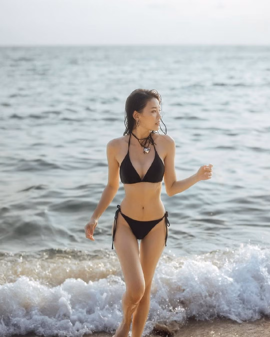 Trên trang cá nhân, cô nàng rất chăm chỉ diện các mẫu bikini khác nhau, đủ màu sắc. Áo tắm 2 mảnh là thiết kế được Thitapha Kultanon yêu thích hơn cả.