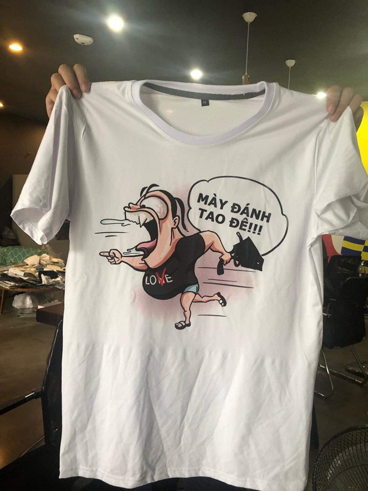 Những câu nói của nữ đại uý "đại náo" sân bay Tân Sơn Nhất còn được in lên áo. Ảnh: tiin.vn