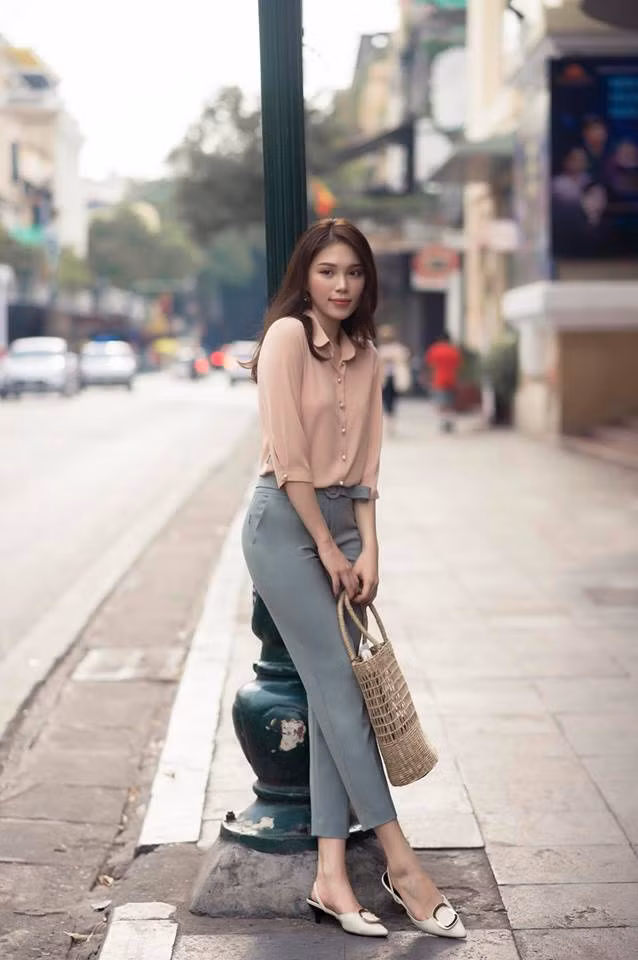 Linh Rin được đánh giá cao với vẻ ngoài xinh đẹp với chiều cao 1.67cm, phù hợp với nhiều concept ảnh.