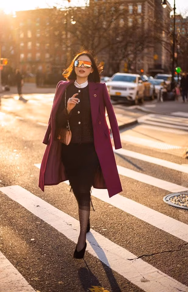 Phù hợp với nhiều phong cách từ thanh lịch, sang chảnh cho đến bụi bặm, Linh Rin trở thành người mẫu đắt show, thường xuyên xuất hiện trong các show thời trang cao cấp.