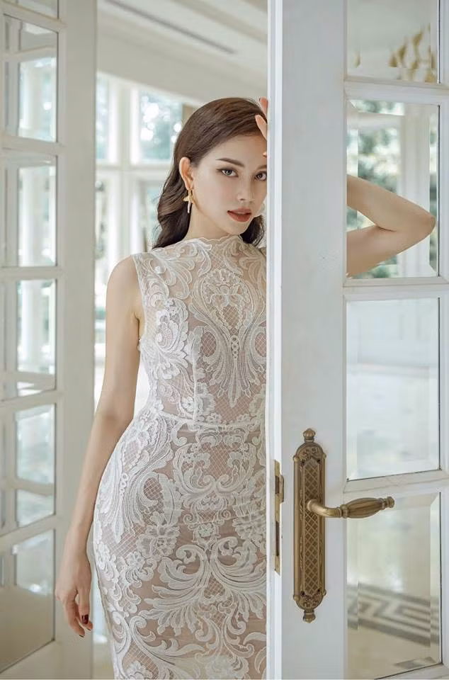 Khi vào chương trình The Look 2017, hot girl Linh Rin được coi như "bản sao" của Phạm Hương nhờ ngoại hình cũng như gương mặt.