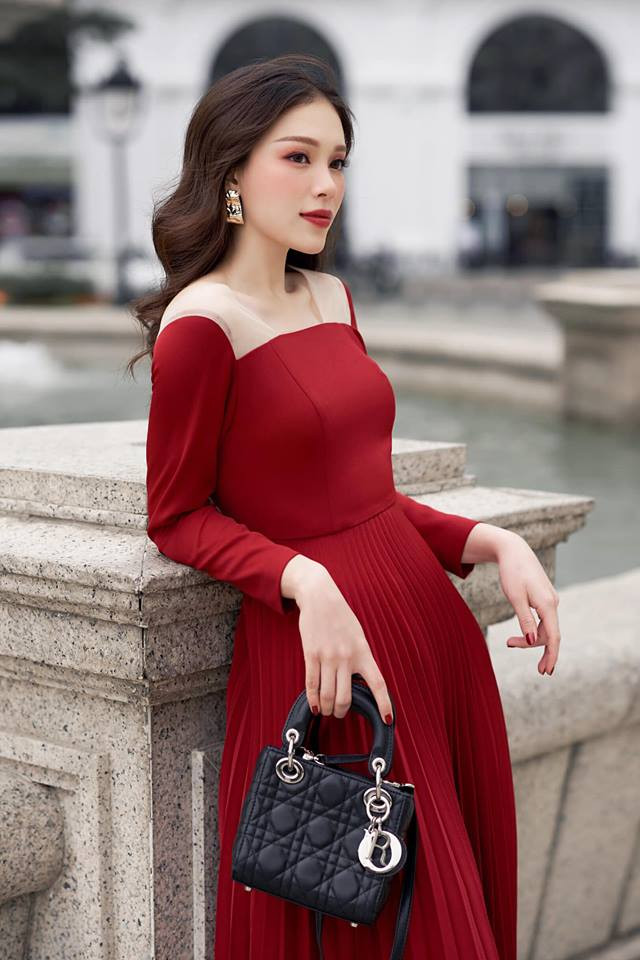 Ngoài là mẫu ảnh, người yêu Phillip Nguyễn có nhiều năm kinh nghiệm làm MC, diễn viên.