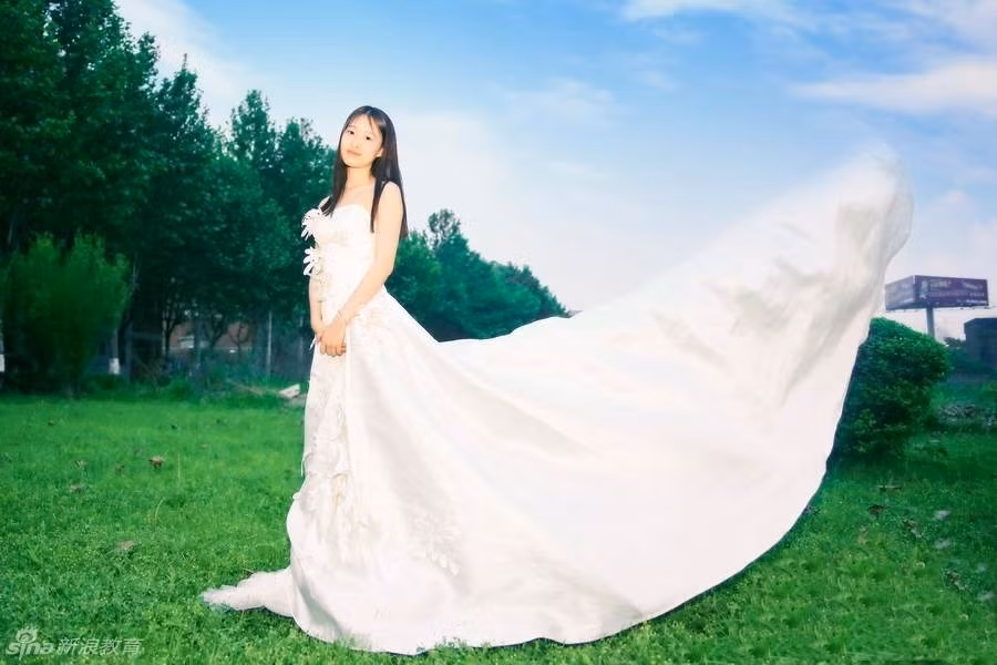 Được biết những cô gái cùng ở chung phòng ký túc xá với nhau, vui buồn giận hờn đều đã trải qua, đi học cùng nhau, tan học cùng nhau, đêm đến cùng nhau nói chuyện miên man, tâm sự trên trời dưới bể. Mùa thi cùng nhau ôn tập học bài từ đêm khuya cho tới rạng sáng.