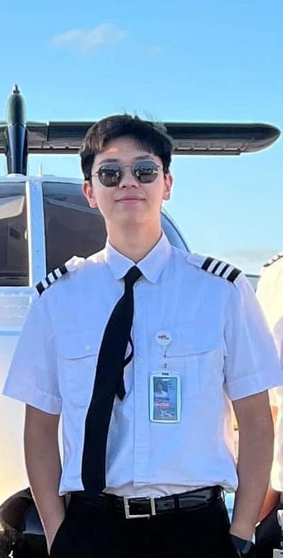 Từ những hình ảnh đời thường đến khi "lên đồ", ngồi trong buồng lái của nam phi công trẻ cũng khiến hội chị em rần rần khen ngợi.