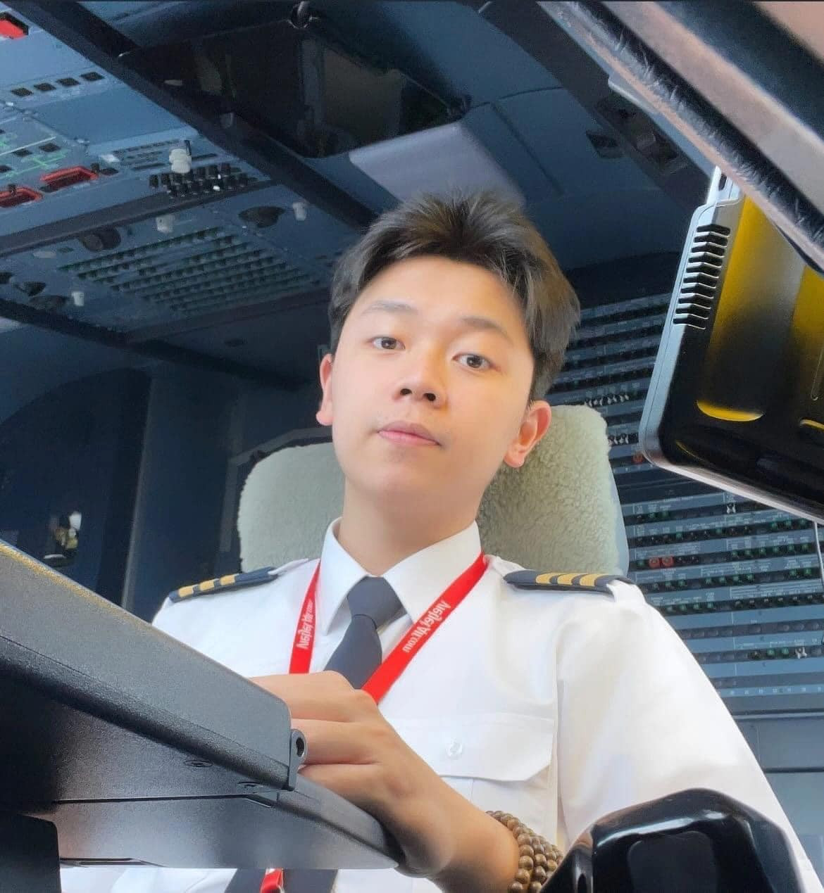 Được biết, Hà Còi tên thật là Bùi Thanh Hà, sinh năm 2001 tại Hà Nội. Hiện tại, anh chàng đang là cơ phó cho một hãng bay tại Việt Nam, chính thức bay được 1 tháng nay. Dù là cơ phó tuy nhiên chàng trai này lại có gương mặt trẻ măng "búng ra sữa".