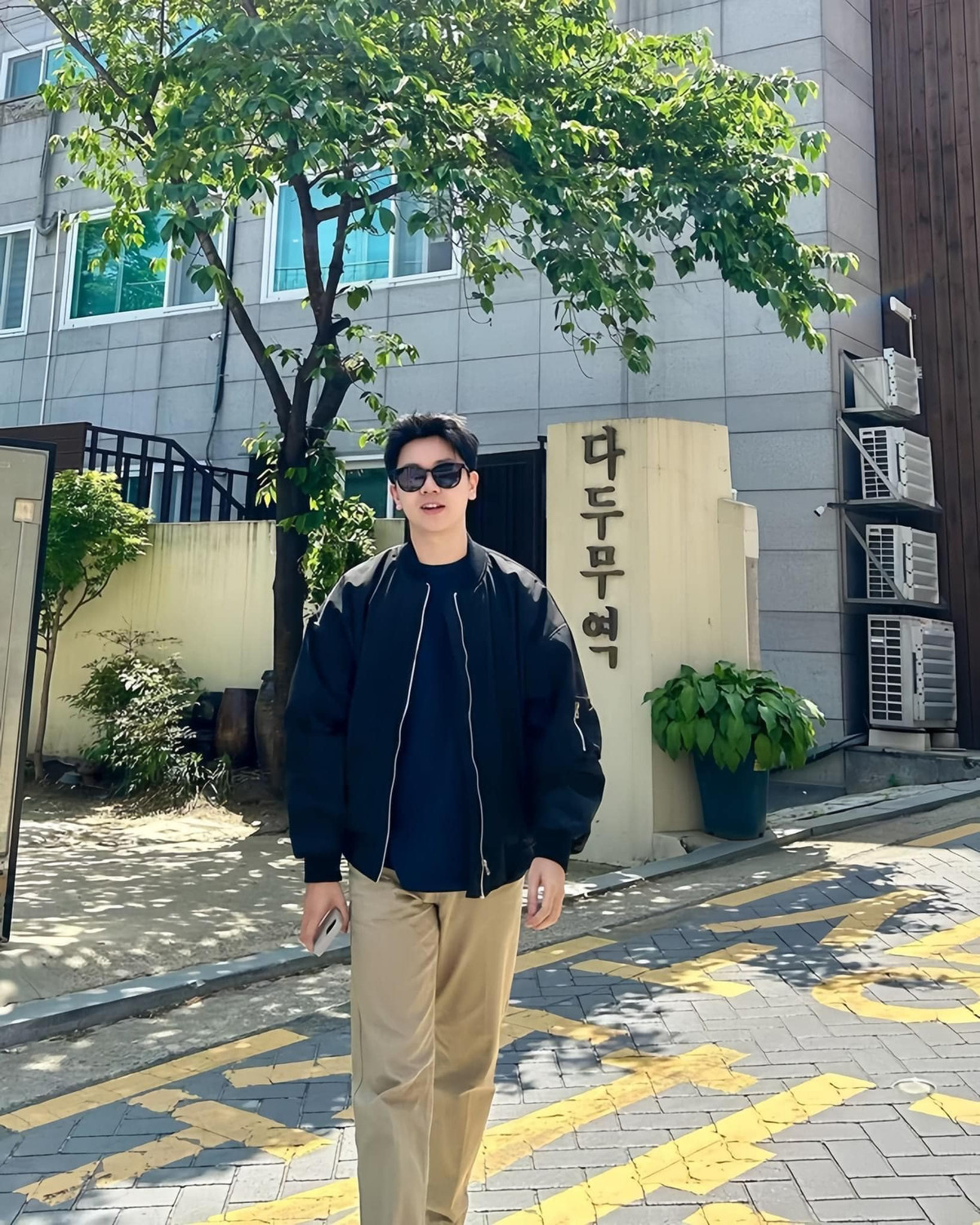 Trước đó, Hà chia sẻ có hơn 3 năm học phi công, trong đó có 1 năm học tại Mỹ. Sau đó anh chàng trở về nước, học hỏi thêm và bay khoảng 200 giờ với cương vị tập sự mới chính thức trở thành cơ phó.