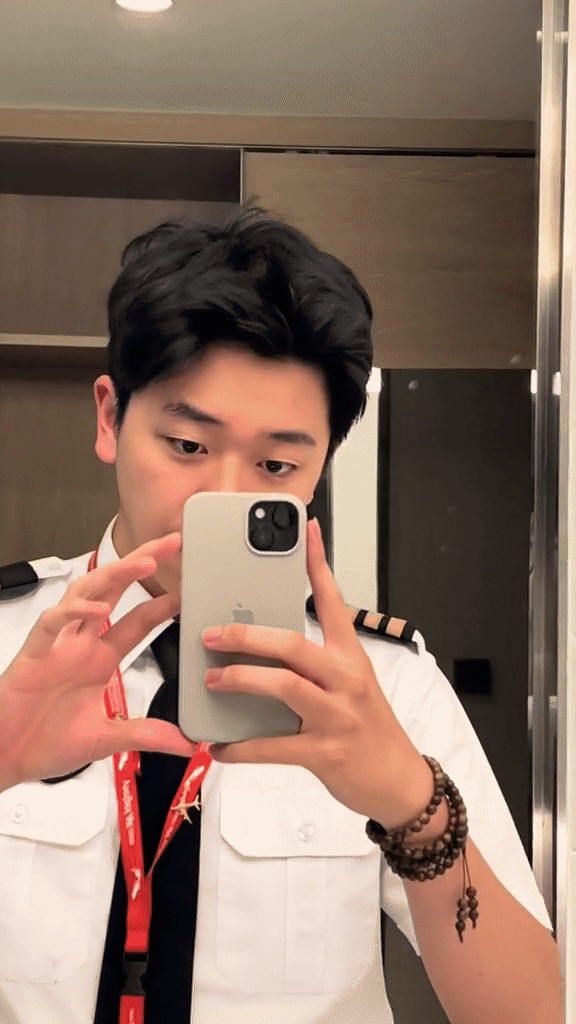 Hà Còi sở hữu chiều cao 1m74 với thân hình săn chắc. Nhiều chị em không khỏi xuýt xoa khen ngợi, truy tìm tình trạng yêu đương của anh chàng phi công để nhận "chồng".