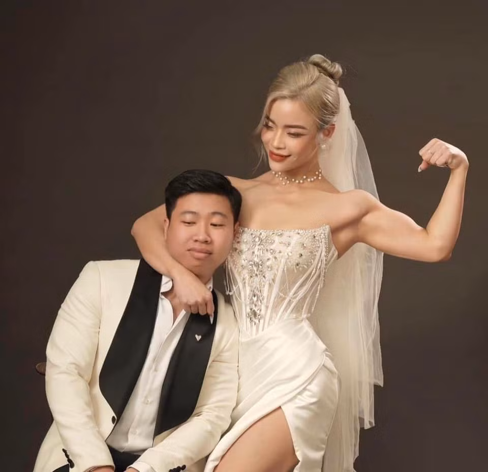 Chia sẻ về bộ ảnh cưới của mình, Hồng Hạnh cho biết: 'Ngoài tình yêu dành cho chồng, bộ ảnh còn thể hiện niềm đam mê với bộ môn thể hình'.