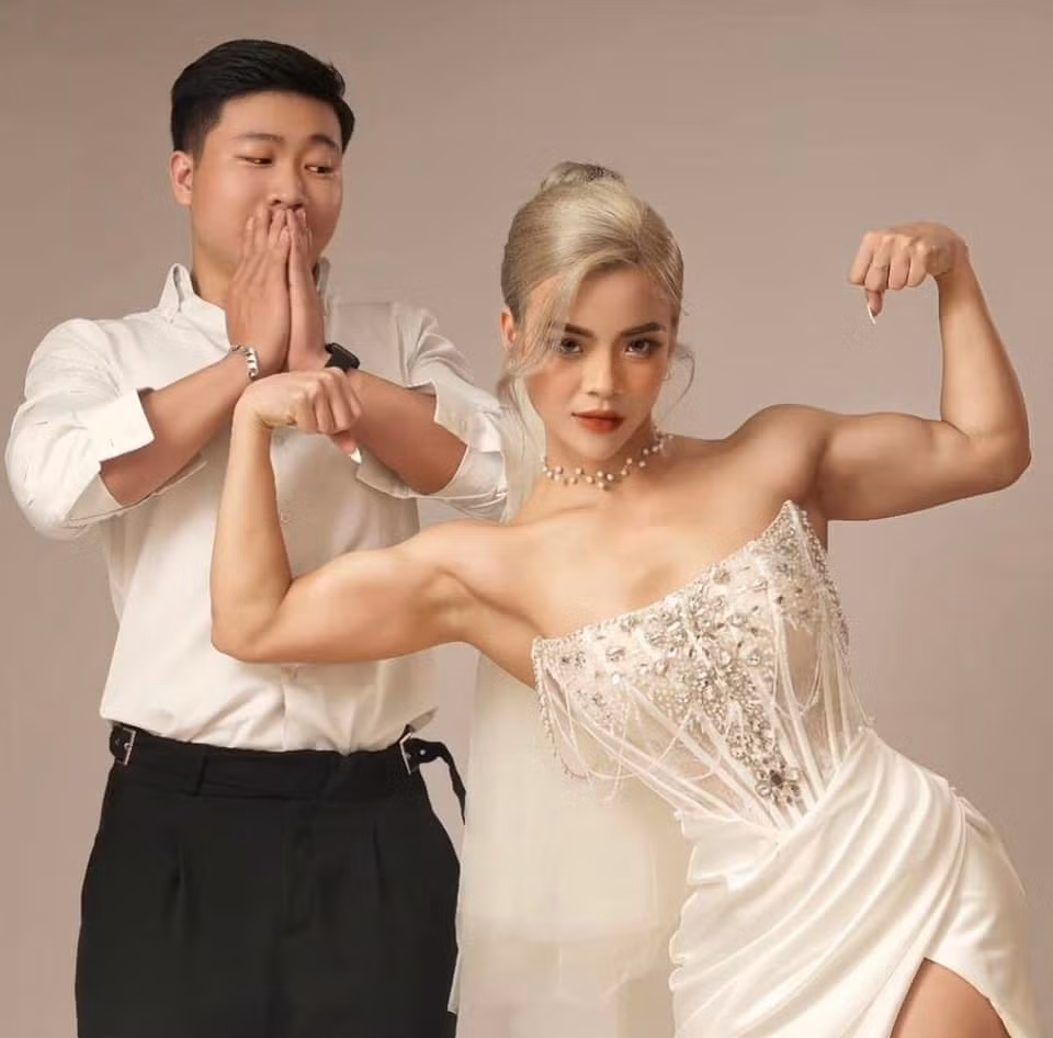 Mong muốn tạo sự khác biệt nên trong bộ ảnh cưới, nữ gymer Hà Nội là Nguyễn Hồng Hạnh đã không ngại tạo dáng khác biệt bằng cách khoe cơ bắp.
