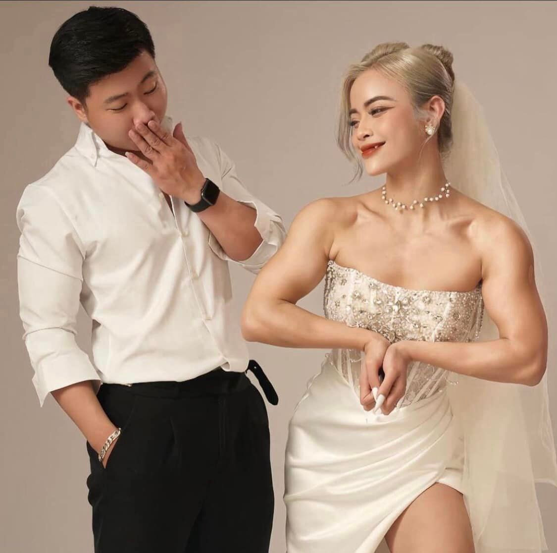 Nếu các cô dâu khác sẽ muốn mình thật thon thả, mảnh mai, nữ tính… vô tình nó lại trở thành chuẩn mực cái đẹp trong những bộ ảnh cưới, thì Hồng hạnh đã có 1 bộ ảnh cưới rất độc lạ. Cô đóng vai trò như phái mạnh trong bộ ảnh.