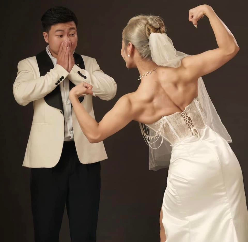Biểu cảm của chú rể cũng rát đáng yêu, anh chàng tỏ ra hoảng hốt khi nhìn vào cơ bắp của vợ.