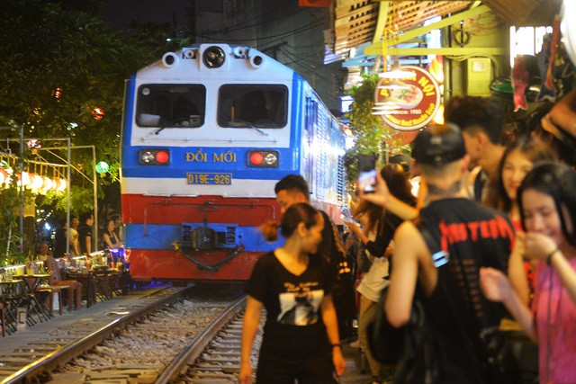 Thỉnh thoảng lại có chuyến tàu hỏa đi qua ở khoảng cách “gần đến thót tim”. Đây cũng chính là điểm lạ lẫm thu hút sự tò mò của du khách nước ngoài.