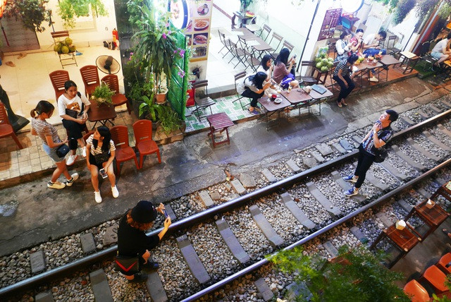 Khu vực Cafe đường tàu đầu phố Phùng Hưng thuộc phố cổ Hà Nội nổi tiếng là địa điểm du lịch có một không hai trên thế giới bởi sự độc đáo của mình khi có đường ray tàu hỏa vẫn còn hoạt động.