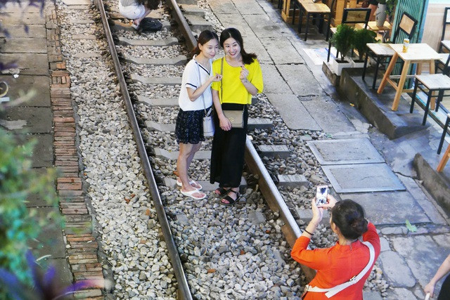 Nhiều vị khách ngồi hàng giờ đồng hồ để trải nghiệm sự trật hẹp, lộn xộn nhưng có sức hút khó diễn tả của phố cổ Hà Nội.