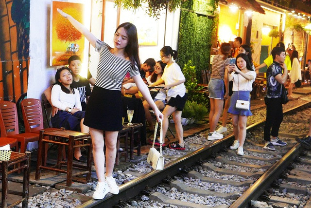 Bạn Hoàng Quân chia sẻ: "Để bảo tồn và phát huy tiềm năng du lịch của phố đường tàu, không để xảy ra các tai nạn đáng tiếc là việc của các cấp chính quyền, mình thấy đẹp và thảnh thơi thì mình ngồi thôi, tàu chạy qua cũng ít mà, hơn nữa lại còn chạy chậm nữa và có bảng giờ tàu quy định hẳn hoi."