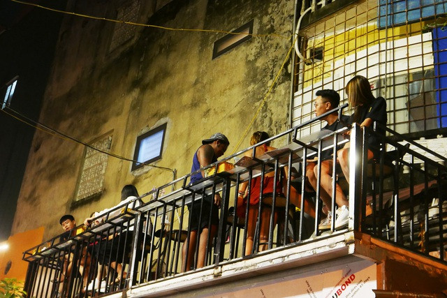 Hoạt động vui chơi ở khu vực đoạn đường sắt đặc biệt này kéo dài tới khuya, vào mỗi tối cuối tuần, lượng khách đổ về đây càng nhộn nhịp hơn.