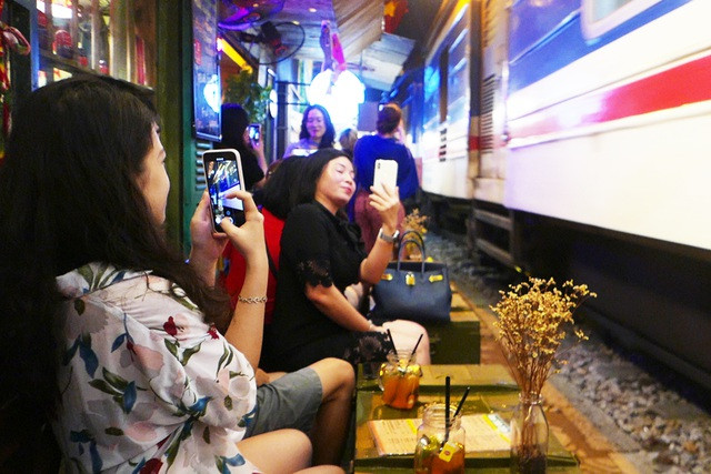 Hoạt động vui chơi về đêm mới xuất hiện khoảng 2 - 3 tháng gần đây khi các quán bar, quán cà phê mọc lên bắt nhịp nhu cầu của du khách. Các nhà dân hai bên đường ray tàu hỏa nhanh chóng trở thành hàng quán.