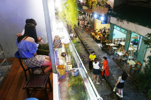 Bạn trẻ Thu Trang cho biết: "Mình và bạn trai thường tới đây gặp nhau, cùng nhau chụp hình, tâm sự mỗi cuối tuần. Vẫn biết là nguy hiểm khi có tàu chạy qua nhưng vẻ đặc sắc tại đây hiếm nơi nào có được, vì thế tụi mình vẫn thích tới đây uống cafe nhất." 