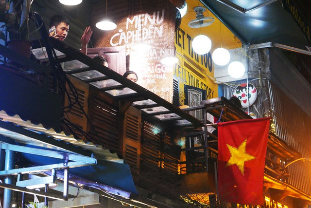 Vẫn biết đây là điểm thu hút du khách, là văn hóa đặc biệt, tụ điểm ăn chơi đẹp nhưng khi ở gần đoàn tàu hỏa đang chạy như vậy tiềm ẩn sự nguy hiểm và làm mất an toàn giao thông đường sắt.