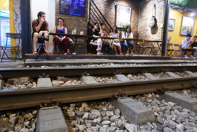 Khi có tiếng còi tàu từ phía xa, nhân viên của các quán hàng quán tự báo động để khách chú ý đứng gọn ra khỏi đường ray. Tuy nhiên, do tàu chạy qua ở khoảng cách quá gần nên vẫn rất nguy hiểm, tiềm ẩn nguy cơ tai nạn.