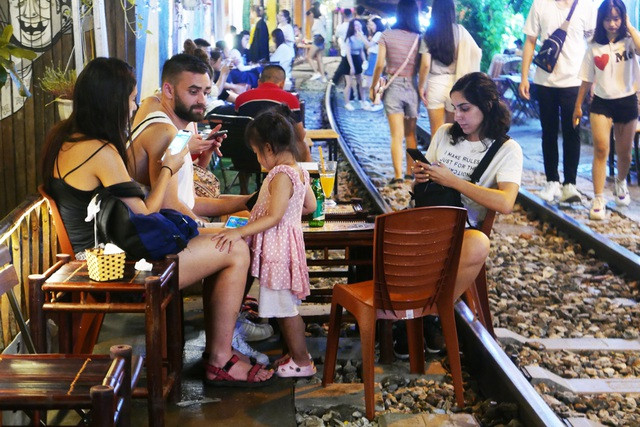 Cafe đường tàu Hà Nội tạo cho du khách nước ngoài trải nghiệm mạo hiểm khi ở cách đoàn tàu hỏa đang chạy chưa đến 1 mét.