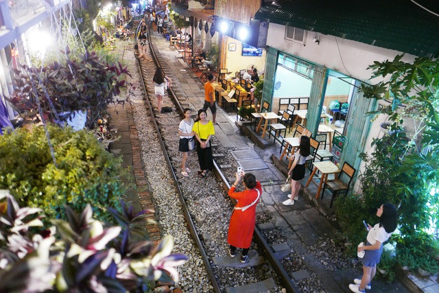 ...hiện tại khu vực này bỗng trở thành tụ điểm vui chơi tấp nập vào buổi tối của giới trẻ và du khách nước ngoài.