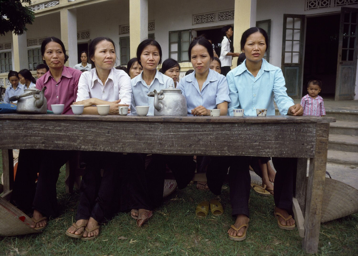 Các mẹ, các chị ngày xưa với phong cách giản dị, mặc áo sơ mi, tóc tóm gọn phía sau.