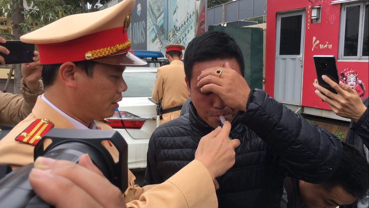 Mac ao xe om cong nghe co thoat kiem tra nong do con?