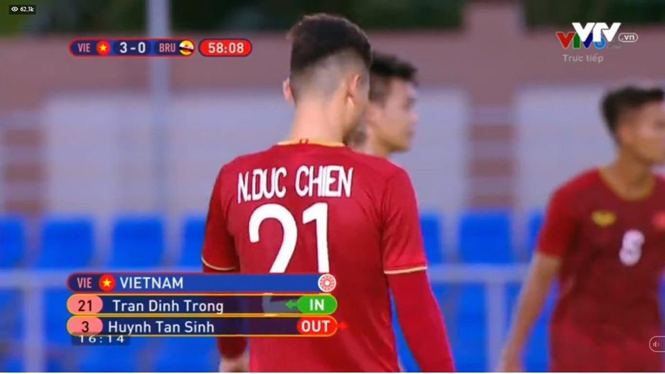 Trong trận đá mở màn của tuyển U22 Việt Nam gặp tuyển U22 Brunei ngày 25/11, ban tổ chức đã có sự nhầm lẫn khi hiện bảng tên Đình Trọng sẽ vào sân thay cho Tấn Sinh khiến cộng đồng mạng không nhịn nổi cười.