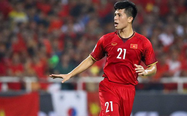 Đình Trọng (SN 1997) là một trong những cầu thủ nổi bật nhất trong đội hình của đội tuyển Việt Nam, hiện tại anh đang chơi cho CLB Hà Nội. Mặc dù là cầu thủ nhưng chân sút người Gia Lâm sở hữu làn da trắng bóc cùng thân hình mũm mĩm.