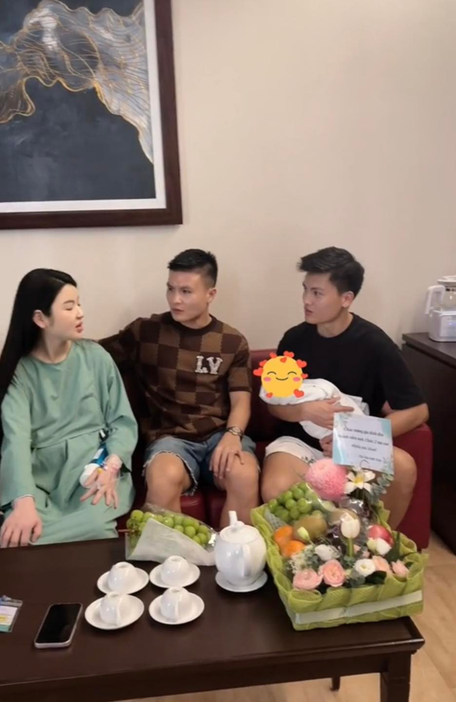 Dù vẫn còn đau đớn, Chu Thanh Huyền lập tức nở nụ cười vui vẻ khi thấy Quang Hải và các anh chị bước vào phòng thăm hai mẹ con. Mẹ chồng cô - bà Cúc - vừa đỡ con dâu tập đi, vừa cười tươi rói, niềm hạnh phúc tràn đầy căn phòng.