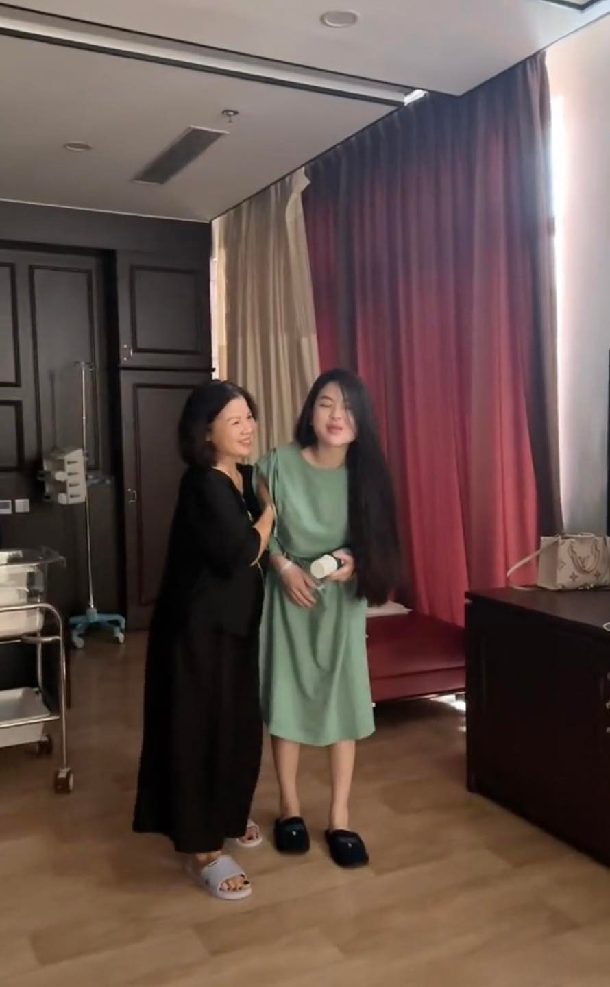 Mới đây, vợ chồng Nguyễn Quang Hải - Chu Thanh Huyền đã đón cậu quý tử đầu lòng. Những hình ảnh của bà xã Quang Hải sau sinh cùng em bé được netizen rất quan tâm.