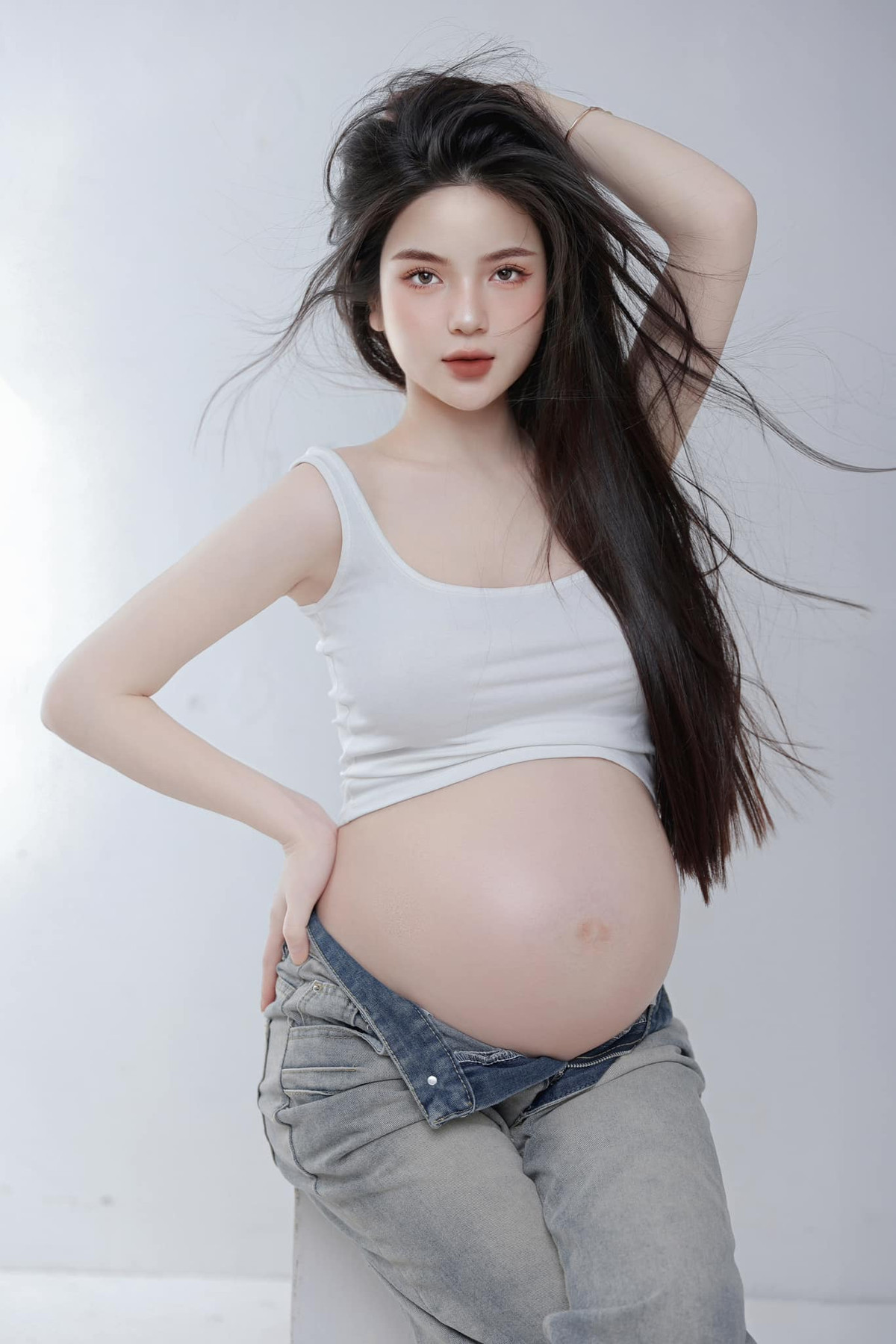 Khoảng thời gian bầu bì, Chu Thanh Huyền vẫn giữ được vóc dáng thon gọn, khí sắc tươi tắn. Cô nàng cũng chăm chỉ livestream bán hàng đến tận gần ngày lâm bồn.