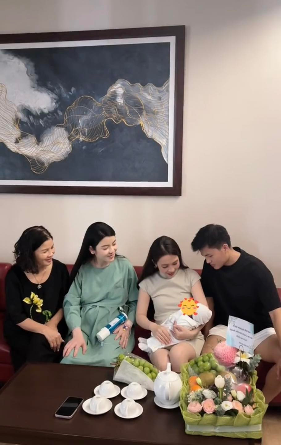 Trước đó, nàng dâu Chu Thanh Huyền cũng đã thể hiện mối quan hệ khá thân thiết với mẹ chồng và nhà chồng.