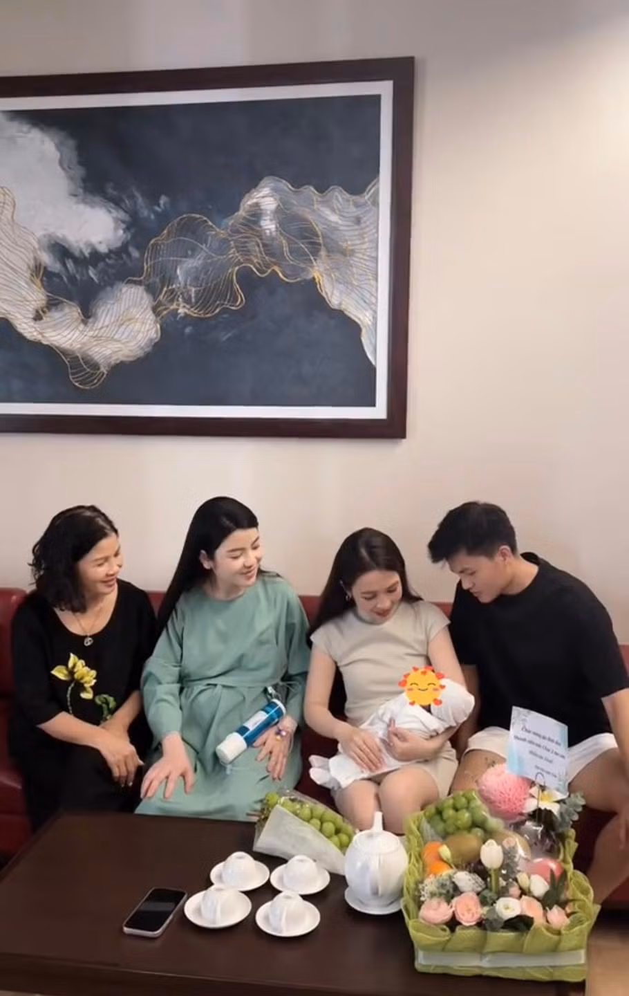 Trước đó, nàng dâu Chu Thanh Huyền cũng đã thể hiện mối quan hệ khá thân thiết với mẹ chồng và nhà chồng.