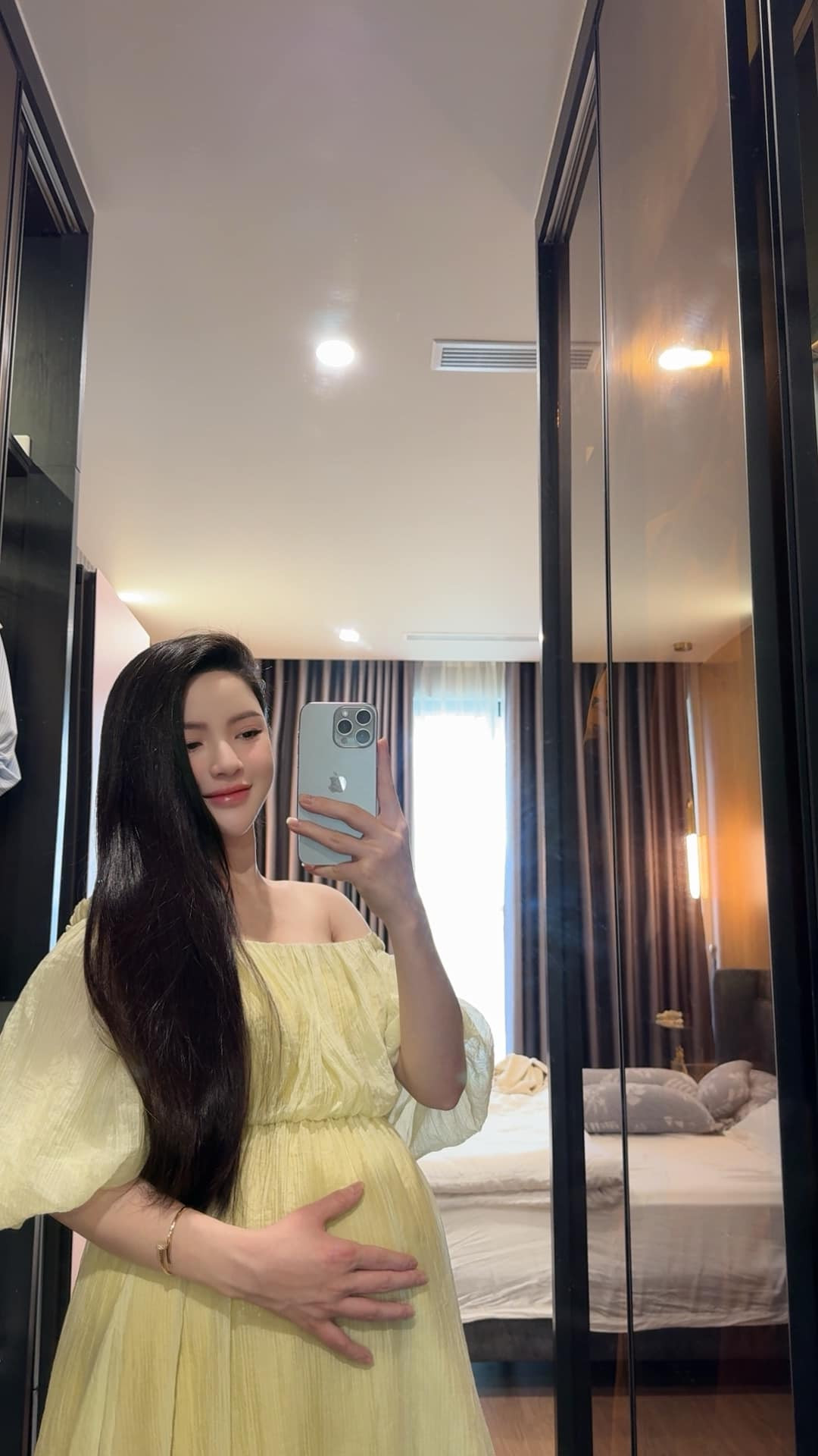 Quang Hải chăm chỉ đưa vợ đi mua sắm, chiều chuộng cô cũng như tích cực mua sắm trang thiết bị hiện đại, chuẩn bị những điều kiện tốt nhất cho con trai khi nhóc tỳ ra đời.