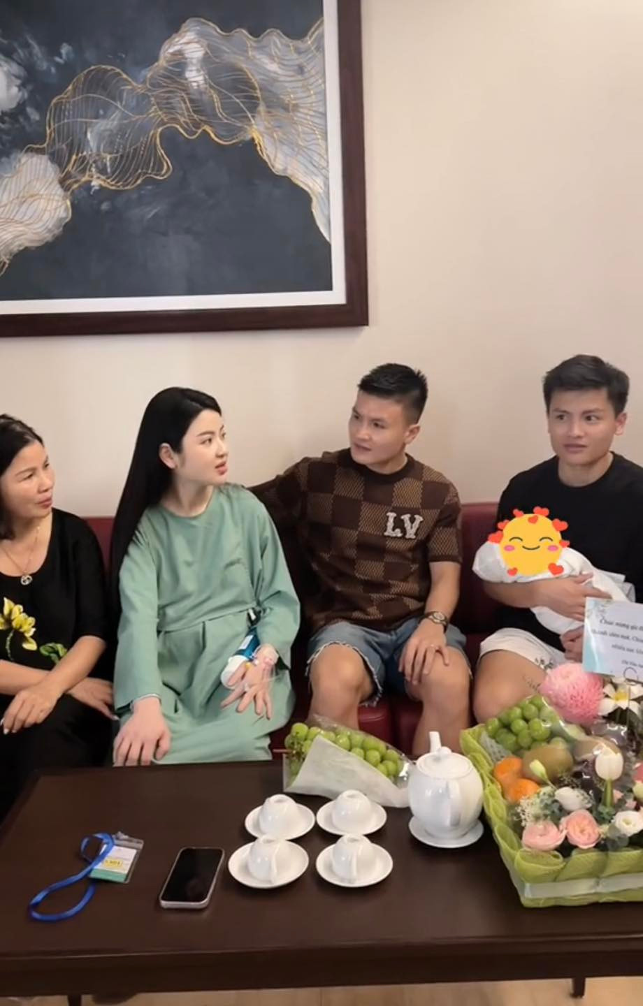 Qua ống kính của chị gái Quang Hải, Chu Thanh Huyền sau khi vượt cạn vẫn còn chưa hoàn toàn bình phục, đi lại khá khó khăn. Mẹ chồng cô đi cạnh để đỡ con dâu cẩn thận, chu đáo.