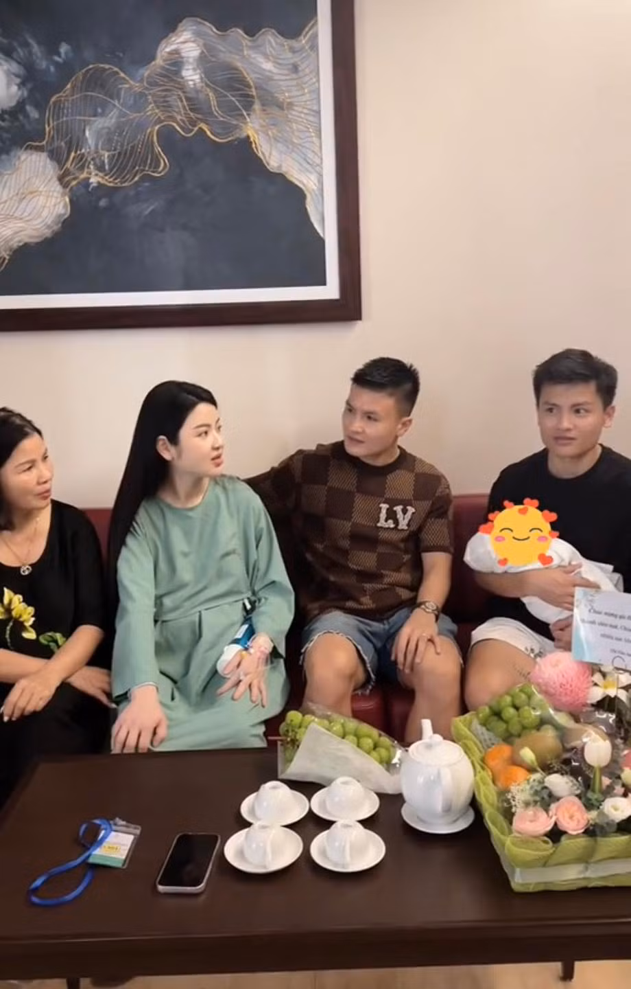 Qua ống kính của chị gái Quang Hải, Chu Thanh Huyền sau khi vượt cạn vẫn còn chưa hoàn toàn bình phục, đi lại khá khó khăn. Mẹ chồng cô đi cạnh để đỡ con dâu cẩn thận, chu đáo.