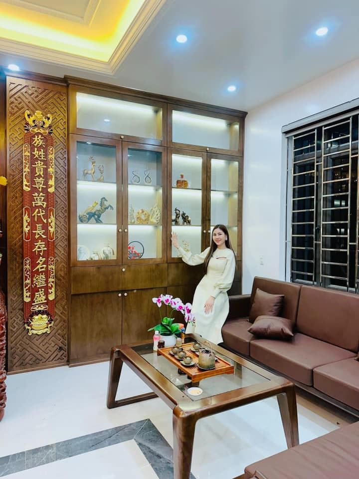 Những ngày đầu về quê chồng làm dâu, Bùi Thoan cho biết là căn nhà cũ dưới quê vỏn vẹn 60m2 được xây dựng từ năm 1993, cứ đến mùa mưa là bị dột chỗ này chỗ kia rất bất tiện. Nhìn thấy cảnh đó, vợ chồng trẻ đặt mục tiêu trong 3 năm phấn đấu để xây cho ba mẹ một căn nhà khang trang hơn, che mưa chắn gió để ông bà yên tâm