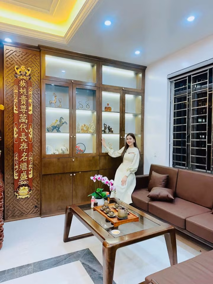 Những ngày đầu về quê chồng làm dâu, Bùi Thoan cho biết là căn nhà cũ dưới quê vỏn vẹn 60m2 được xây dựng từ năm 1993, cứ đến mùa mưa là bị dột chỗ này chỗ kia rất bất tiện. Nhìn thấy cảnh đó, vợ chồng trẻ đặt mục tiêu trong 3 năm phấn đấu để xây cho ba mẹ một căn nhà khang trang hơn, che mưa chắn gió để ông bà yên tâm